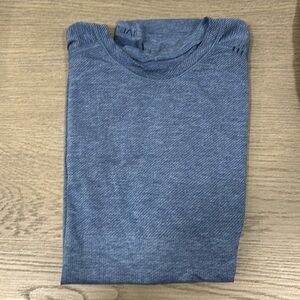Lululemon men’s large shirt